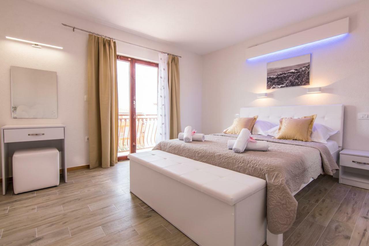 Apartments Family Roso Promajna Exteriér fotografie